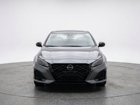 Used 2025 Nissan Altima 2.5 SV FWD image 2