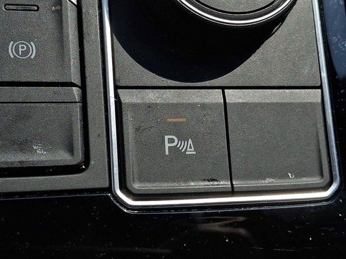 Used 2022 Volkswagen Atlas Cross Sport SE w/ Panoramic Sunroof Package image 22