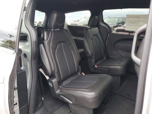 New 2026 Chrysler Pacifica Select image 22