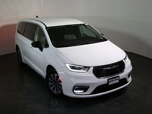 Used 2024 Chrysler Pacifica Select image 7