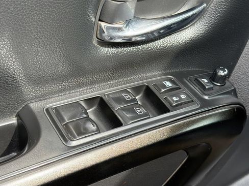 Used 2023 Nissan Titan PRO-4X w/ Pro-4x Convenience Package AWD/4WD image 17