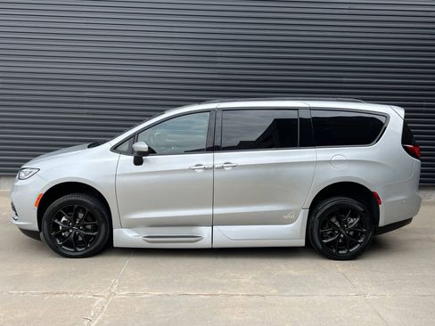 Used 2023 Chrysler Pacifica Touring-L w/ Uconnect Theater Family Group FWD image 7