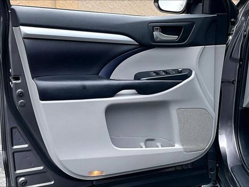 Used 2019 Toyota Highlander XLE image 22