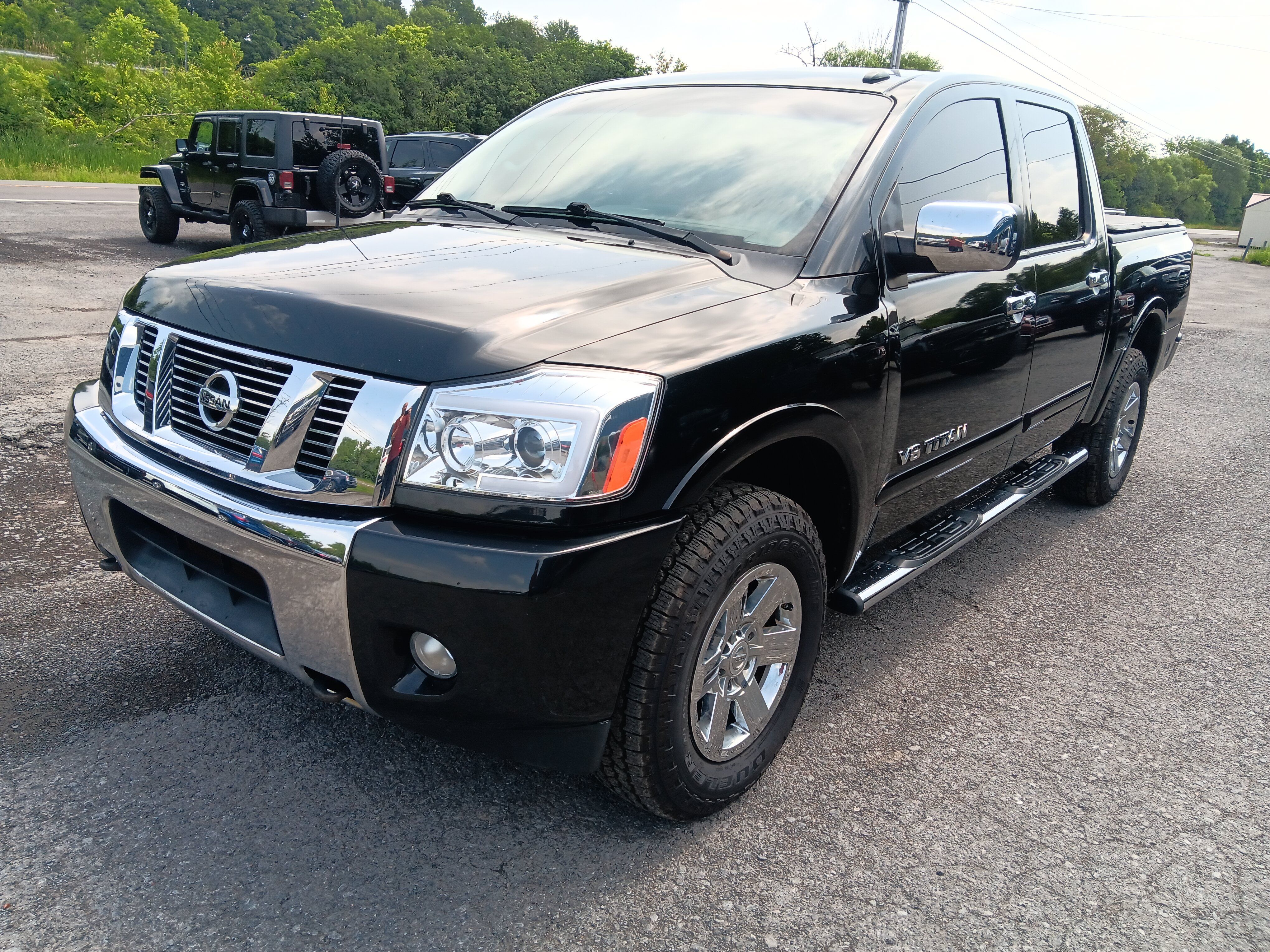 Used 2015 Nissan Titan SV w/ SV Value Truck Package AWD/4WD image 1