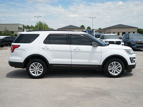Used 2017 Ford Explorer XLT w/ Equipment Group 202A AWD/4WD image 4
