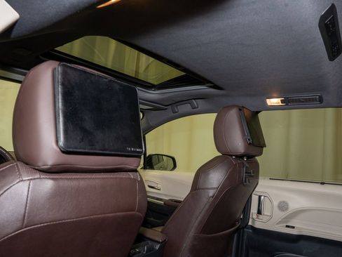 Used 2022 Toyota Sienna Platinum image 10