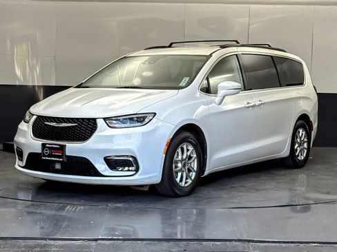 Used 2022 Chrysler Pacifica Touring-L FWD image 7