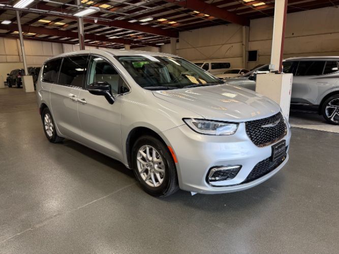 Used 2024 Chrysler Pacifica Touring-L FWD image 6