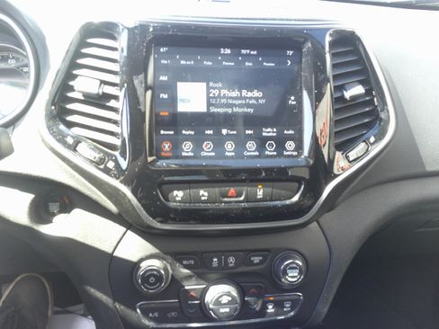 Used 2021 Jeep Cherokee Limited image 27