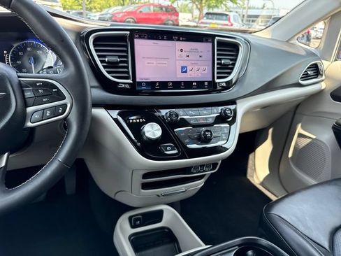 Used 2024 Chrysler Pacifica Touring-L FWD image 22
