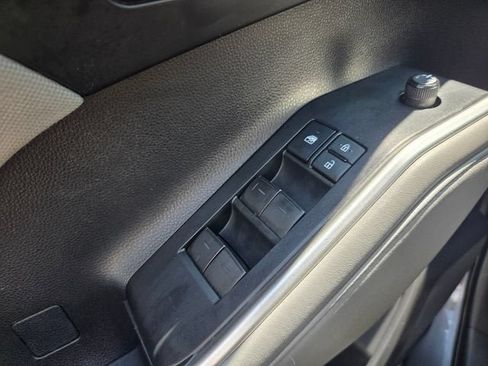 Used 2021 Toyota Highlander LE FWD image 29