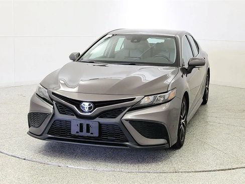 Used 2023 Toyota Camry SE FWD image 3