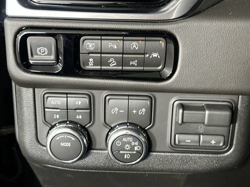 New 2026 GMC Yukon Elevation w/ LPO, Elevation Black Package AWD/4WD image 18