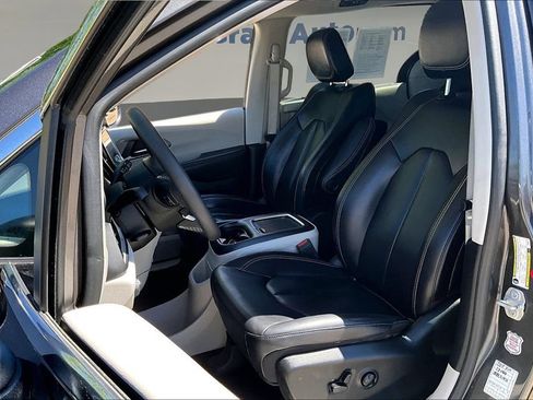 Used 2023 Chrysler Pacifica Touring-L FWD image 24