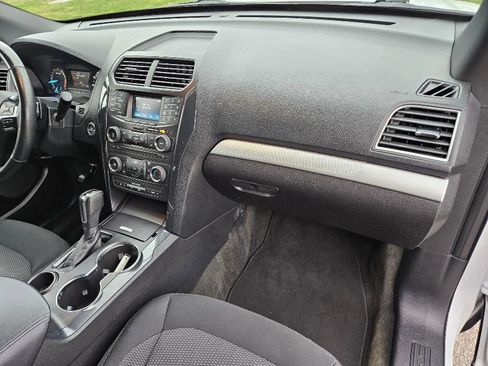 Used 2017 Ford Explorer XLT image 15