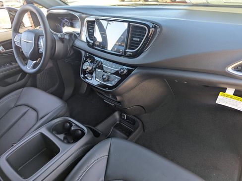 New 2026 Chrysler Voyager LX image 9