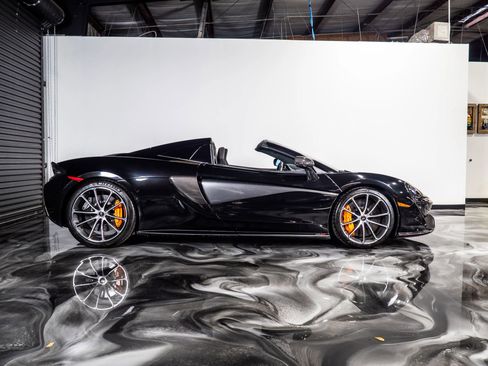 Used 2018 McLaren 570S Spider image 9