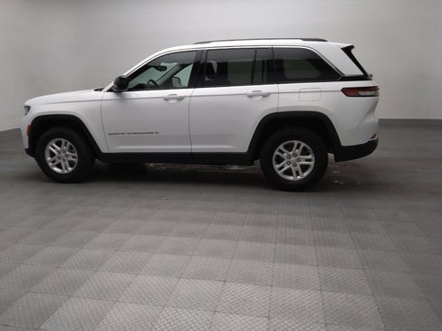 Used 2024 Jeep Grand Cherokee Laredo RWD image 3