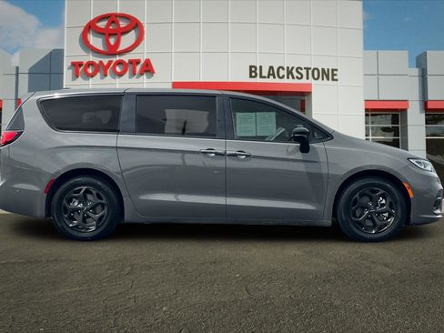 Used 2023 Chrysler Pacifica Limited w/ S Appearance Package FWD image 2
