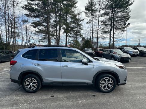 Used 2023 Subaru Forester Premium image 3