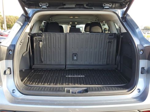 Used 2023 Toyota Highlander LE image 9