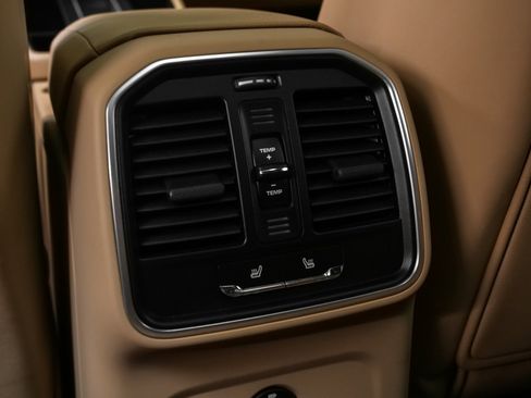 Used 2025 Porsche Macan image 41