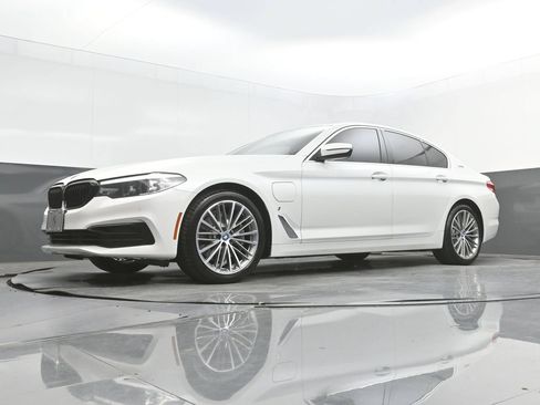 Used 2019 BMW 530e w/ Convenience Package RWD image 42