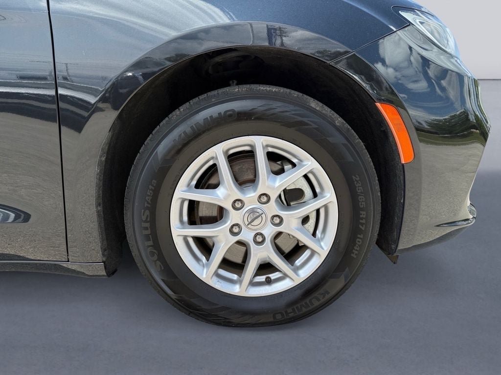 Used 2024 Chrysler Pacifica Touring-L FWD image 9