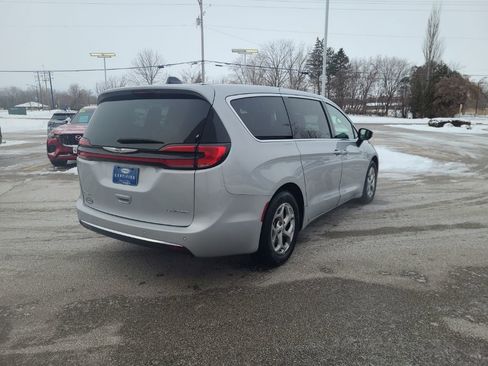 Used 2024 Chrysler Pacifica Limited FWD image 7