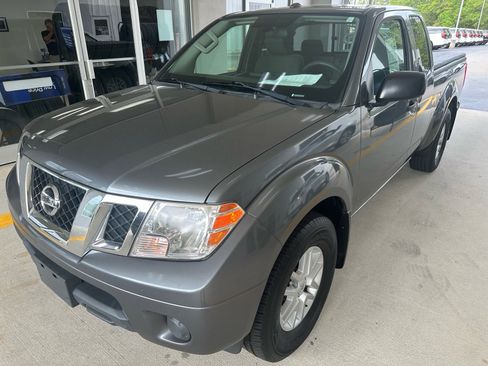 Used 2017 Nissan Frontier SV image 3