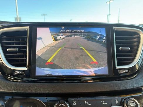 Used 2024 Chrysler Pacifica Touring-L image 5