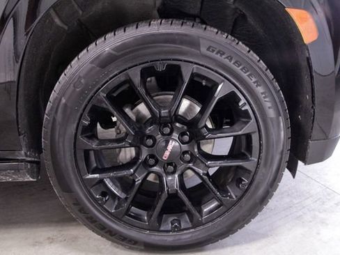 Used 2023 GMC Yukon Denali image 13