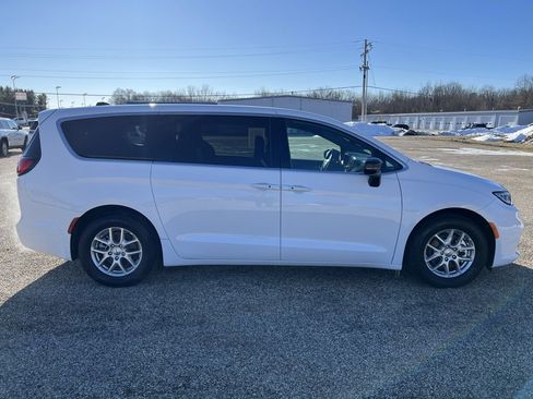 Used 2025 Chrysler Pacifica Select image 4