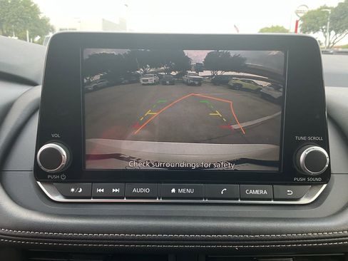 Used 2025 Nissan Rogue SV FWD image 32