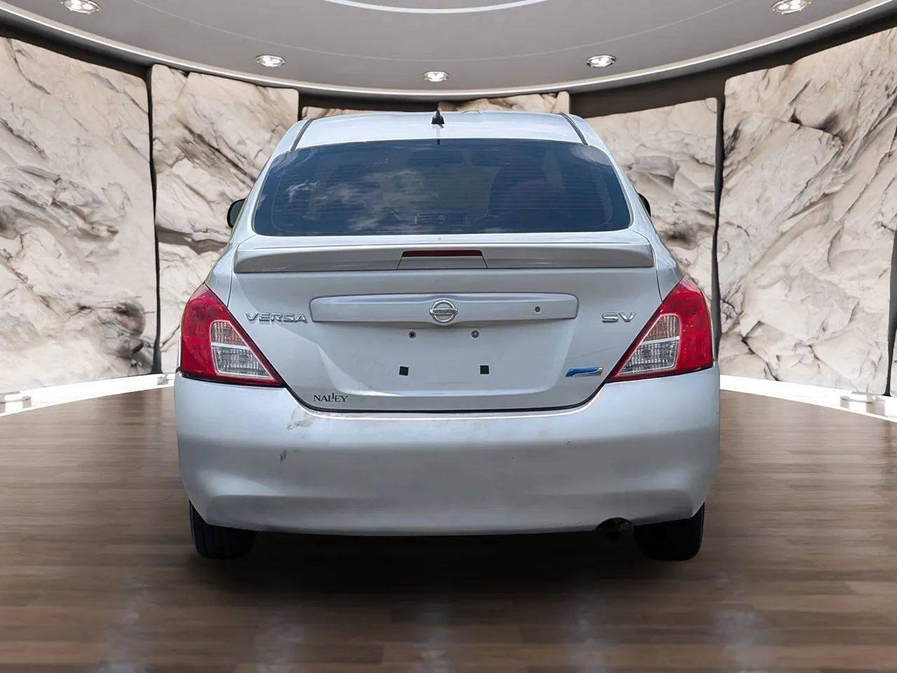 Used 2013 Nissan Versa SV FWD image 9