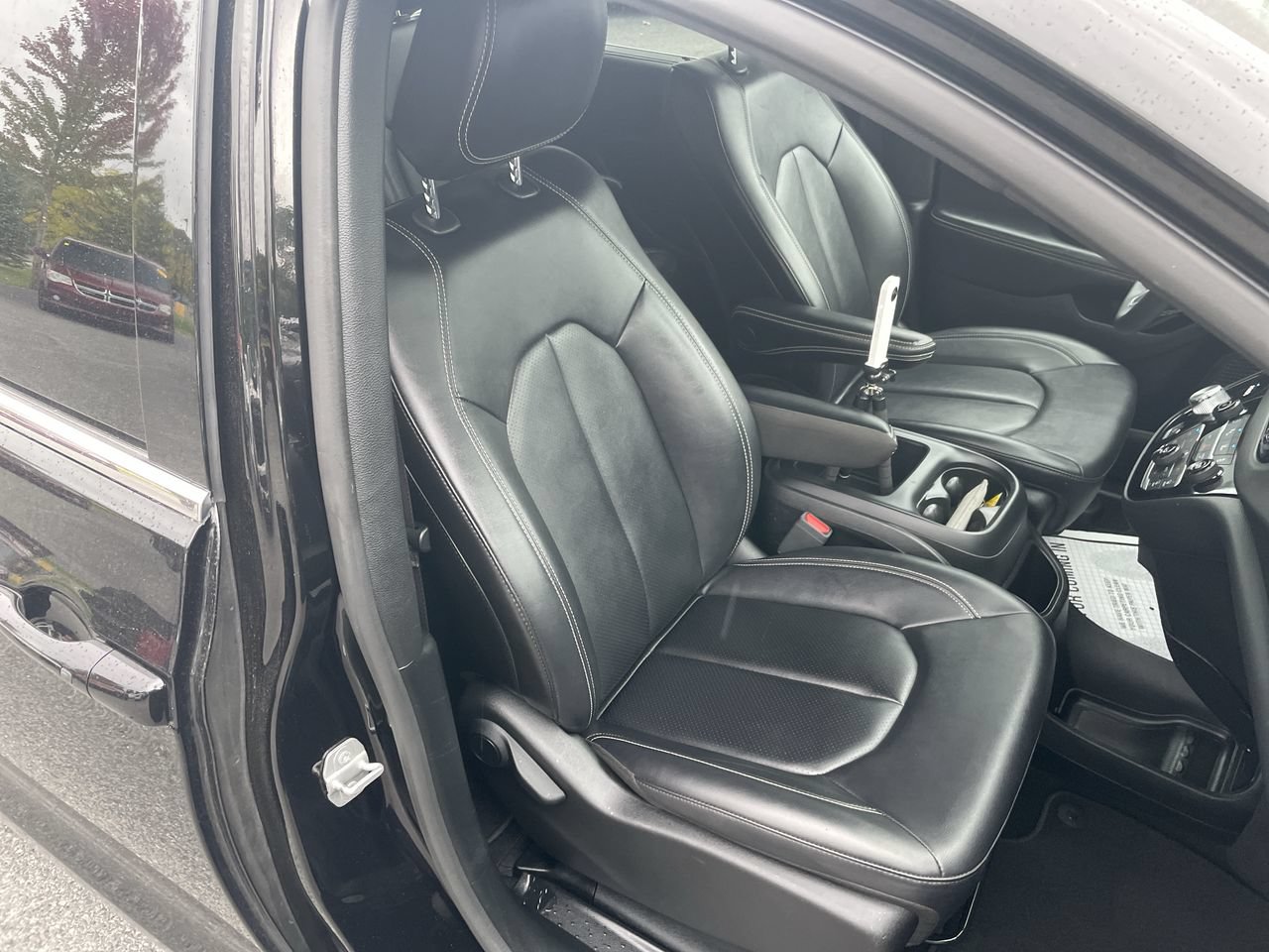 Used 2025 Chrysler Pacifica Select FWD image 40
