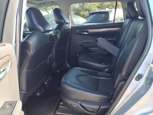Used 2023 Toyota Highlander Platinum FWD image 10