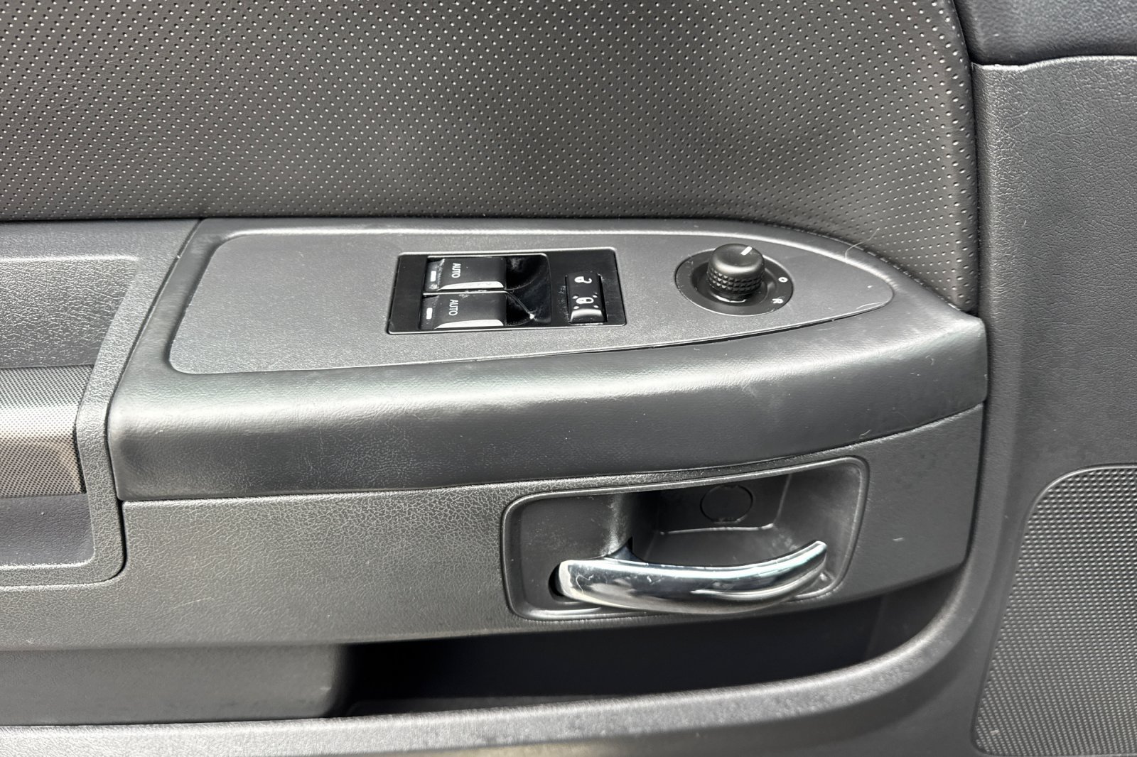 Used 2011 Dodge Challenger RWD image 11