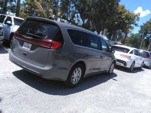 Used 2023 Chrysler Pacifica Touring-L FWD image 6