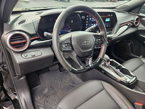 Used 2025 Chevrolet Trax RS w/ Sunroof Package image 13