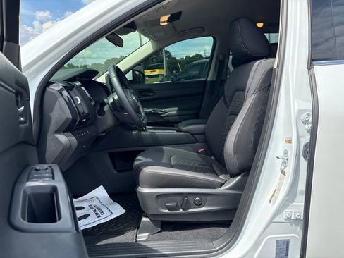Used 2025 Nissan Pathfinder SV FWD image 11