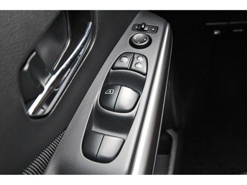 Used 2018 Nissan Kicks SV FWD image 21