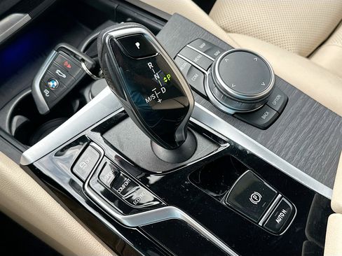 Used 2022 BMW 530i w/ M Sport Package RWD image 17