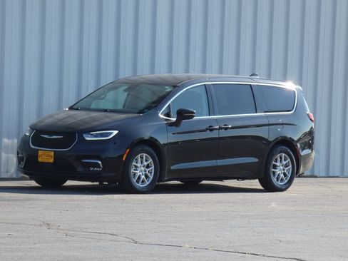 Used 2023 Chrysler Pacifica Touring-L FWD image 7