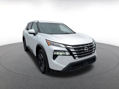 Used 2025 Nissan Rogue SV image 3