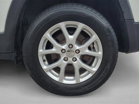 Used 2016 Jeep Cherokee Latitude w/ Comfort/Convenience Group image 9