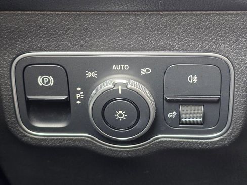 Used 2023 Mercedes-Benz GLB 250 4MATIC w/ AMG Line image 38