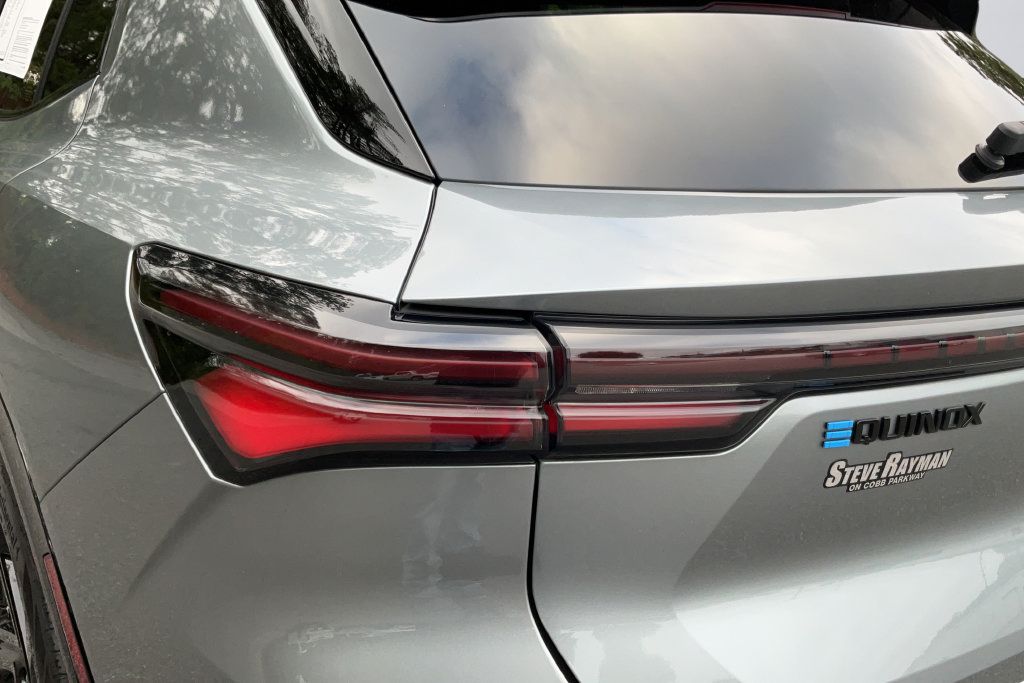 Used 2024 Chevrolet Equinox EV RS FWD image 28