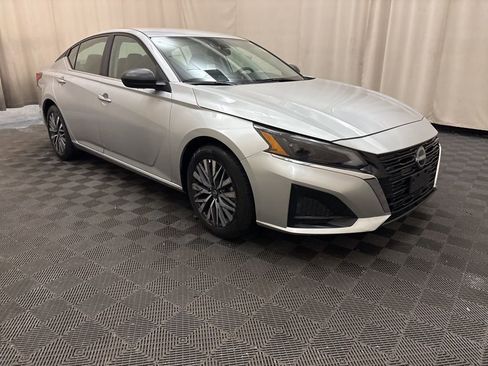 Used 2025 Nissan Altima 2.5 SV image 3