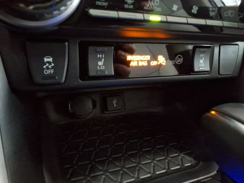 Used 2022 Toyota RAV4 XLE Premium image 23